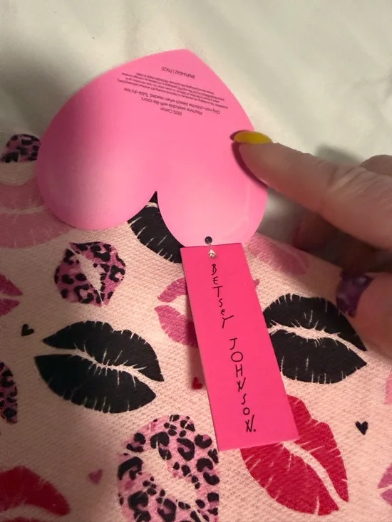 Betsy Johnson Pink Lip Print Kitchen Towel set of two! NWT - Picture 4 of 8